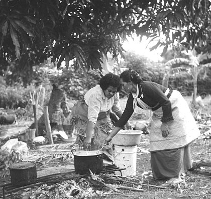 Women dressed for a funeral, cooking for the mourners Tupenu02.JPG