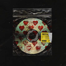 Een lege cd versierd met rode harten in een plastic zak, met het woord "Amo" en een streepjescode op een label ernaast.