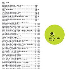 Uma lista de várias palavras e números em texto monoespaçado branco em um fundo branco.  À direita, as palavras "Aphex Twin Syro" estão escritas em texto monoespaçado preto maiúsculo dentro de um círculo verde limão.