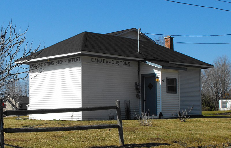 File:Former lineboro quebec border station.jpg