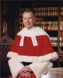 Richter am Obersten Gerichtshof von Peter Cory Canada.jpg