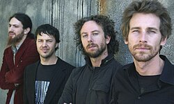 Pejalan kaki, 2006. L-R: Zac Rae, Blair Sinta, Joe Karnes, dan Joel Shearer.