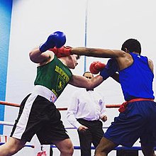 Der walisische Boxer William Hughes in einem Kampf im Frühjahr 2018.jpg