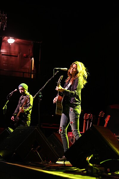 File:Tristan Prettyman on stage.jpg