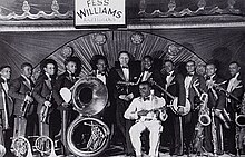 Fess Williams a jeho Royal Flush Orchestra - Fess je možné vidět vpředu v bílém obleku