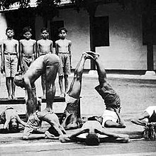 "The father of modern yoga" Krishnamacharya teaching yoga in Mysore, 1930s Krishnamacharya mysoreSchool.jpg