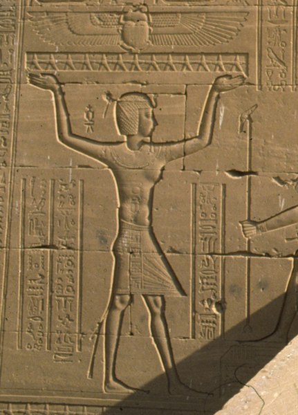 File:Empereur romain effectuant en tant que pharaon le geste de soutien du ciel.jpg