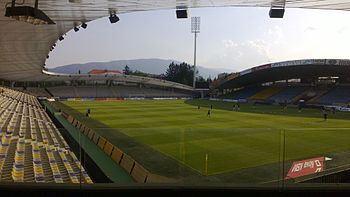 Ljudski-vrt-stadiono kun Monto Pohorje en la fono.