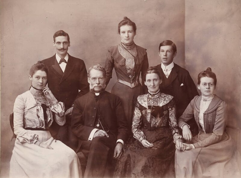 File:Group portrait of James Sibree and family ca 1901.jpg