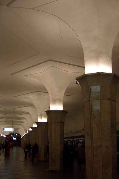 File:Kropotkinskaya Columns Moscow Metro.JPG