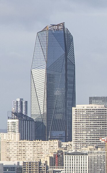 File:La Défense depuis l'Arc de Triomphe Janvier 2023 (recadrée).jpg