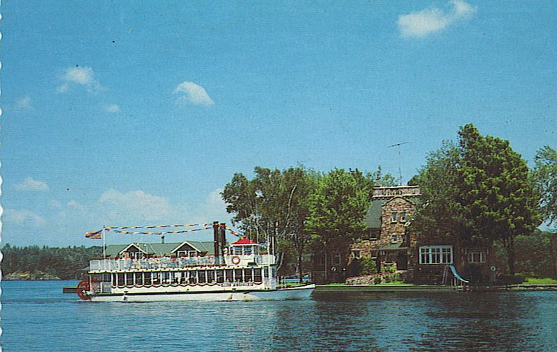 File:Tour Boat passing Longue Vue Island 1.jpg