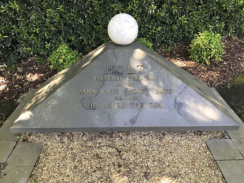 File:Memorial for Harold Holt, Melbourne General Cemetery 2017.jpg