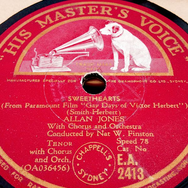 File:Image of the 78RPM HMV record "Sweethearts" by Allan Jones circa 1939.jpg