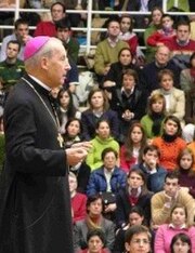 Bishop Javier Echevarria in a get-together with different members of the Opus Dei prelature and their friends Javierechevarriaprelateofopusdeiinvalladolid.jpg