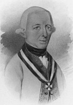 Impression en noir et blanc d'un homme avec un long nez et une petite bouche portant une perruque poudrée avec les cheveux enroulés au niveau des oreilles.  Il porte un uniforme militaire avec une croix Maria Theresa.