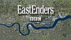 Et satellittbilde av en by med en svingete elv i blått i nedre halvdel av bildet.  I den øverste halvdelen er ordene "EastEnders" og "BBC" i hvitt.