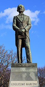 Bronze statue of Guglielmo Marconi, sculpted by Saleppichi Giancarlo erected 1975 Philadelphia, Pennsylvania Guglielmo Marconi Statue Sculpture by Giancarlo Saleppichi, 1975-erected at Marconi Plaza Philadelphia PA Photo date 01-06-2020.jpeg