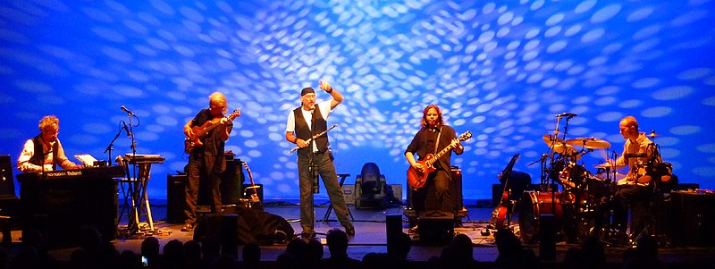 File:Scott Hammond playing live in USA with Ian Anderson 2010.jpg