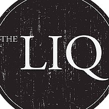 Zwart-wit rond logo met de tekst "The Liq"