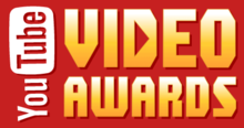 Las palabras "YouTube VIDEO AWARDS" escritas sobre un fondo rojo.  "YouTube" está escrito verticalmente contra el lado izquierdo de la imagen.  "Usted" está escrito en una fuente blanca ";" Tube "está escrito en una fuente roja dentro de un rectángulo redondeado blanco." VIDEO AWARDS "está escrito en una fuente amarilla-blanca. El medio de la D en" VIDEO "es un triángulo que apunta a la derecha, como el logotipo de "Play".