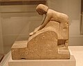 Senenu, Sumo Sacerdote de Amūn en Deir El-Baḥri, moliendo grano, c.  1352–1292 a. C., piedra caliza, Museo de Brooklyn.