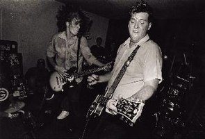 Rick Froberg (à esquerda) e John Reis (à direita) atuando com Drive Like Jehu