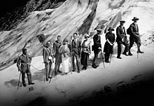 Peter Kaufmann (à l'extrême droite) conduit un groupe de touristes à travers le glacier supérieur de Grindelwald (vers 1920)