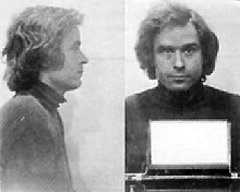 Bundy adalah menghadap ke kanan di foto pertama dan menghadap ke depan di kedua. Dia memiliki rambut panjang menengah dan mengenakan sweater turtleneck.