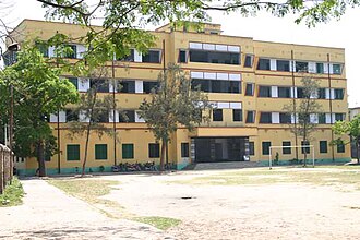 The main building of the school ("Boro Bari") holds classes from VIII to XII Vivekananda Institution, Main building.jpg