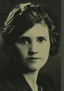 Jennie Lee fekete-fehér fényképe ülve.