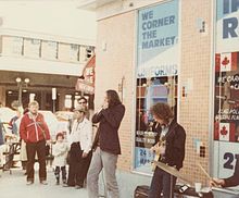 Дрю Нельсон (оң жақта) және Артқа Элли Джон, Byward Market, Оттава, 1983 ж