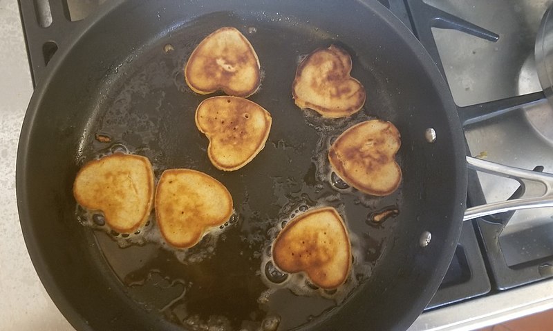 File:Heart shaped Pancakes rotated.jpg