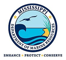 Marine, aqua et bleu clair avec logo en couleur jaune et vert du département des ressources marines du Mississippi mettant en vedette un oiseau de mer et une plage marécageuse avec le slogan Améliorer, protéger, conserver.  Vers 2015.
