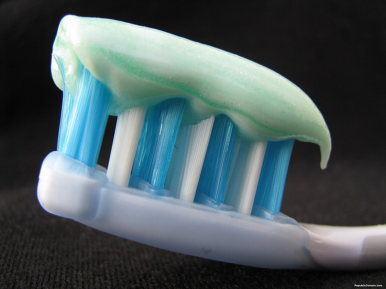 https://upload.wikimedia.org/wikipedia/en/thumb/b/b4/Toothpaste_and_brush.jpg/1280px-Toothpaste_and_brush.jpg