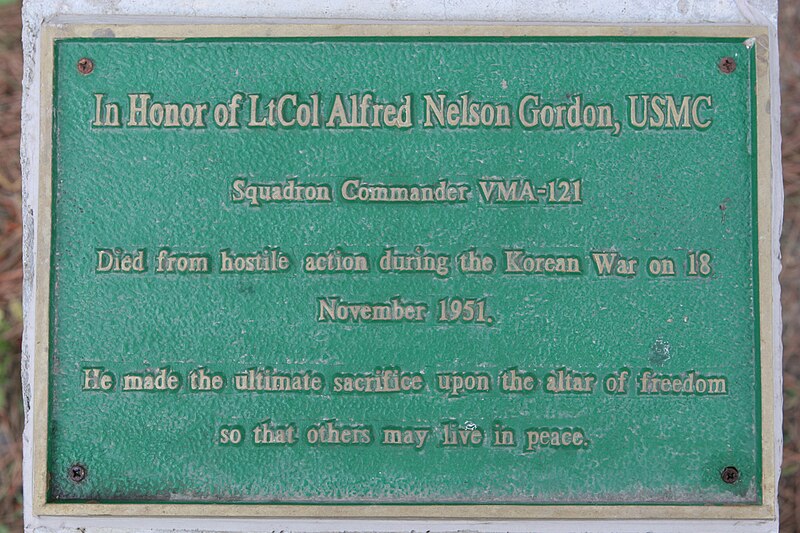 File:VMA-121 CO commemorative plaque.JPG