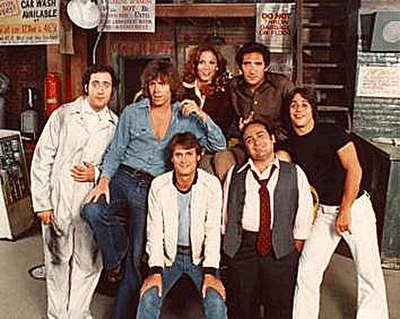 Cast of the debut season (ABC, 1978–79). From left to right: (back) Marilu Henner, Judd Hirsch; (front) Andy Kaufman, Jeff Conaway, Randall Carver, Da