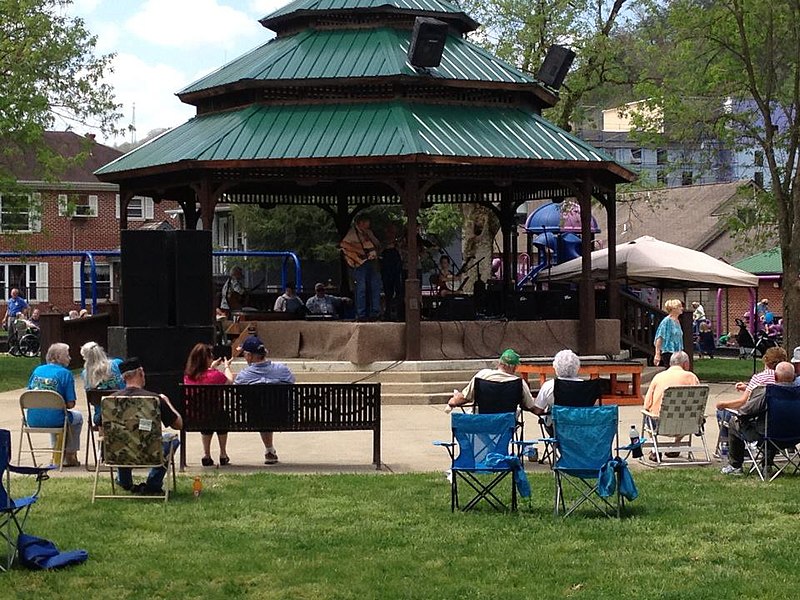 File:Hillbilly Days Entertainment in the Park.jpg