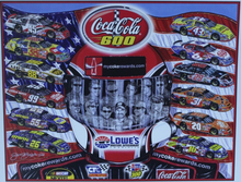 Coca-Cola 600-Programmcover von 2006 mit Artwork des NASCAR-Künstlers Sam Bass.  Das Gemälde heißt "Coca-Cola 12 Pack!"