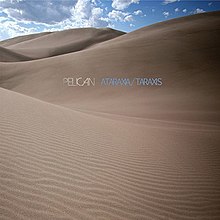 Foto miring bukit-bukit pasir di gurun diawasi oleh langit biru