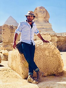 Ramy Romany Stehend in Ägypten.jpg