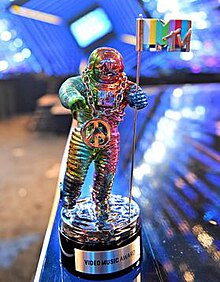 The redesigned moon man by Jeremy Scott at the 2015 MTV Video Music Awards 2015-mtv-vmas-jeremy-scott-moonman.jpg
