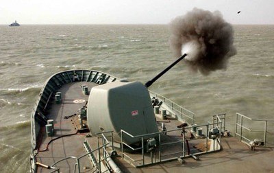 HMAS Anzac firing on Iraqi positions and troop concentrations in Um-Qasr, 2003