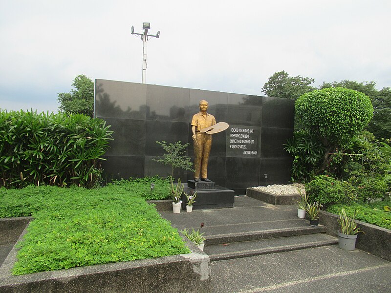 File:Fernando Amorsolo grave3.jpg