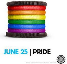 Ein Oreo-Keks mit mehreren Füllungen in Regenbogenfarben gefolgt von der Überschrift quot;25. Juni, Pridequot;