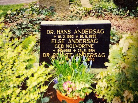 Gravestone of Hans Andersag, his wife Else and youngest daughter Renate Grave Hans Andersag.jpg