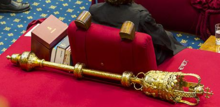 The Woolsack, British House of Lords, (2016), showing the ceremonial mace. Screenshot of the UK Parliamentary woolsack 2016.png