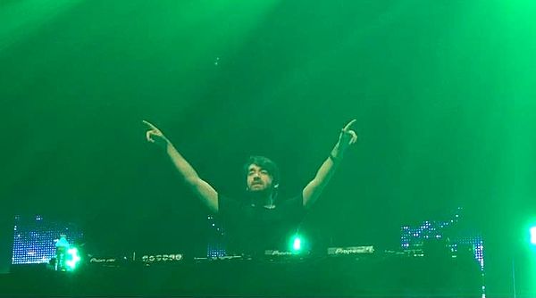 Oliver Heldens on stage in St. Louis, Missouri during his U.S. and Canada bus tour