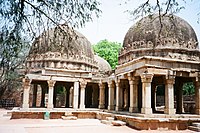 Pavilions adjoining the courtyard Tombs in the front courtyard of the Hauz Khas.JPG