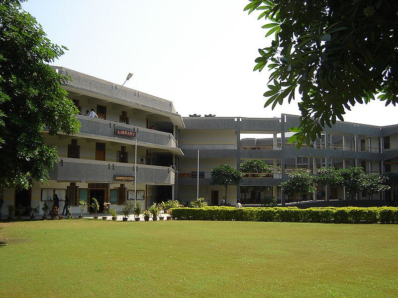 File:Central Lawn, Administration and Library Building of SVIT.JPG